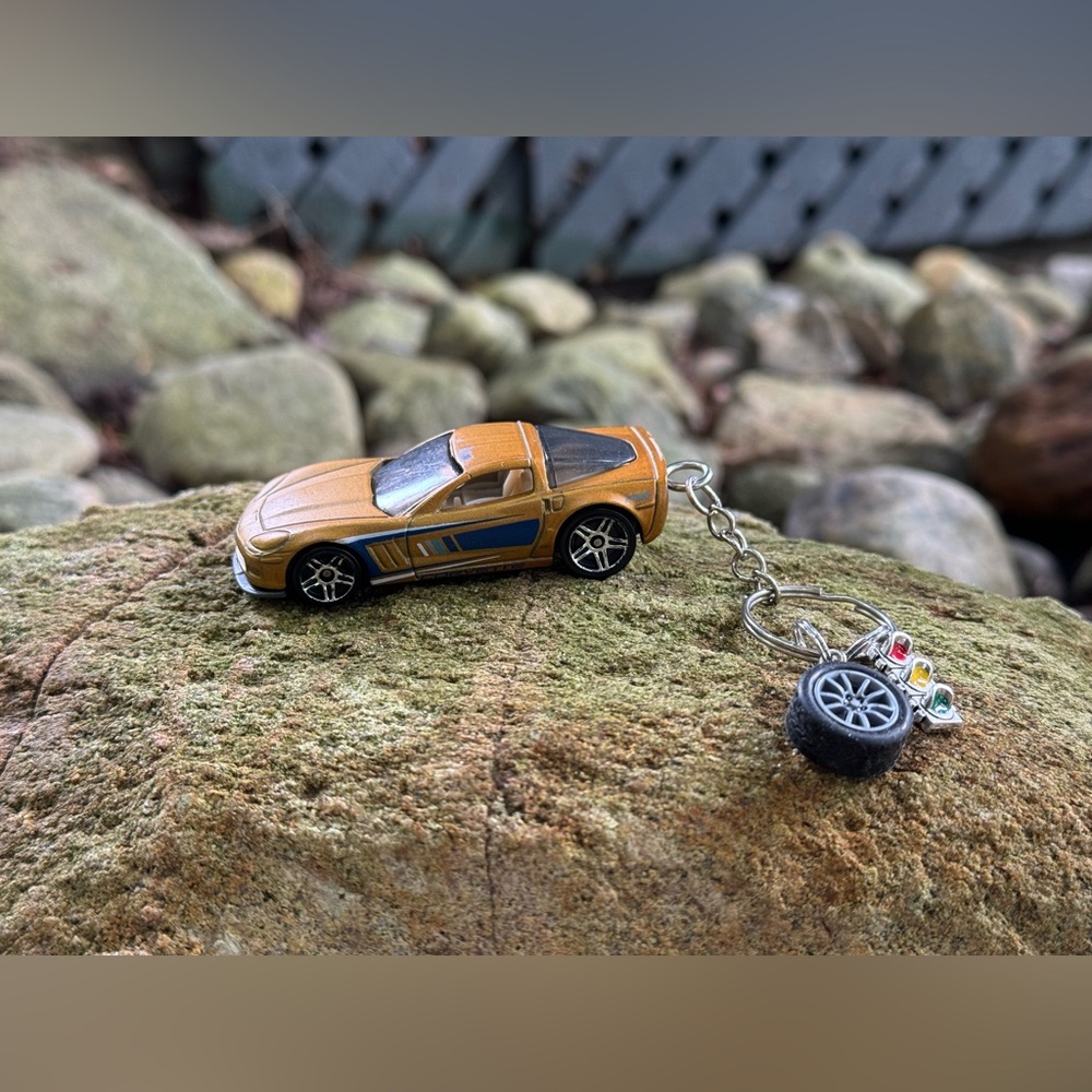 Hot Wheels 2010 Corvette Toy Car Keychain